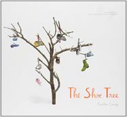 The shoe tree | 9788494189647 | LANG,EMILIA | Llibreria Sendak